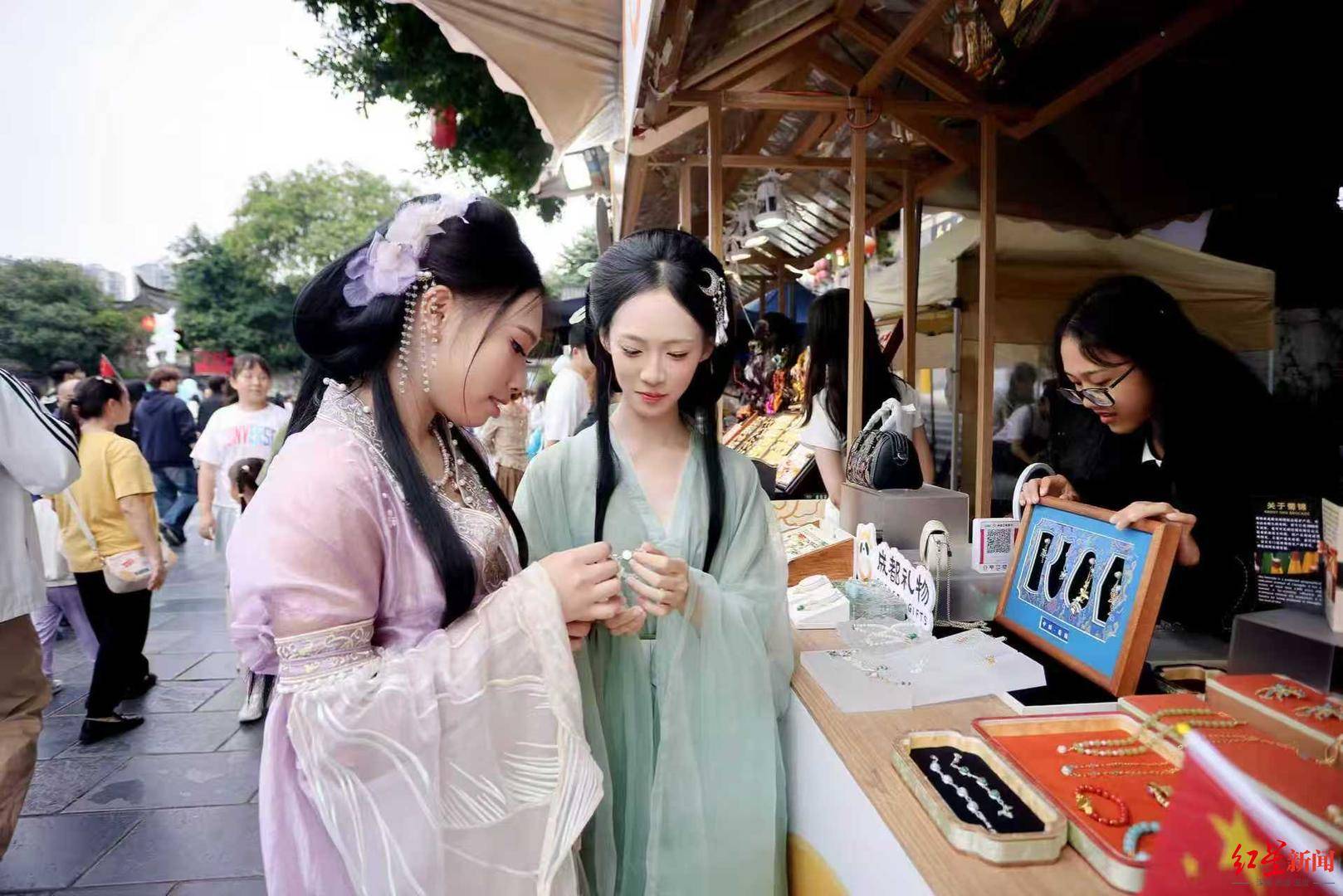 热销游客把“带得走的成都”装进行囊AG真