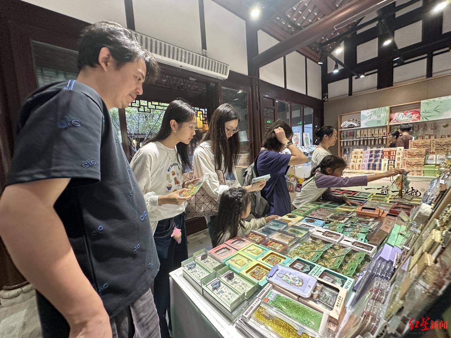 热销游客把“带得走的成都”装进行囊AG真人娱乐网址“成都礼物”假期(图2) 热销游客把“带得走的成都”装进行囊AG真人娱乐网址“成都礼物”假期(图2)