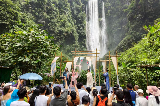 峡谷景区2025年暑期营收创新高AG真人旗舰厅靖西古龙山通灵大(图2)